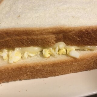 にんにく、チーズの卵サンド
